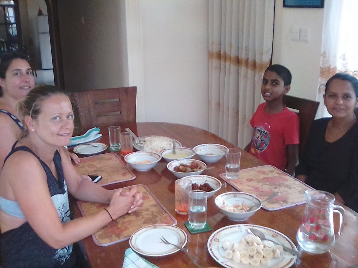 Nisha Homestay Inn Peradeniya Exterior foto